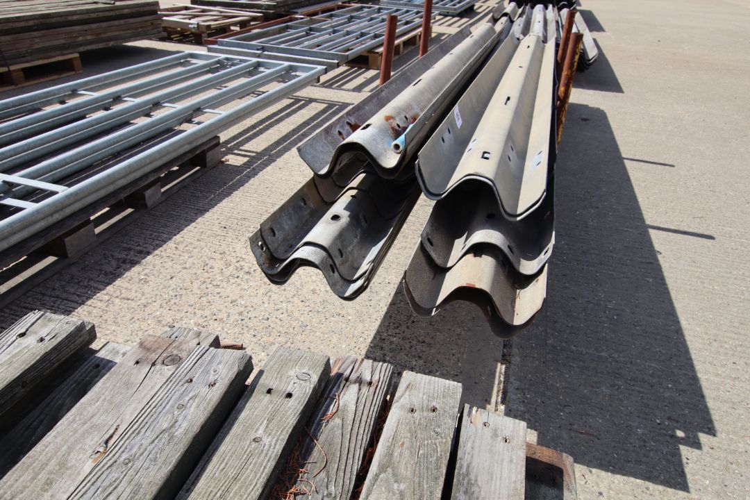 Stillage of c.11ft and shorter Armco crash barrier. - Image 2 of 2