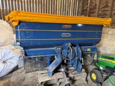 + VAT Bogballe L2W twin disc fertiliser spreader. 2018. With weigh cells and hopper cover. On farm