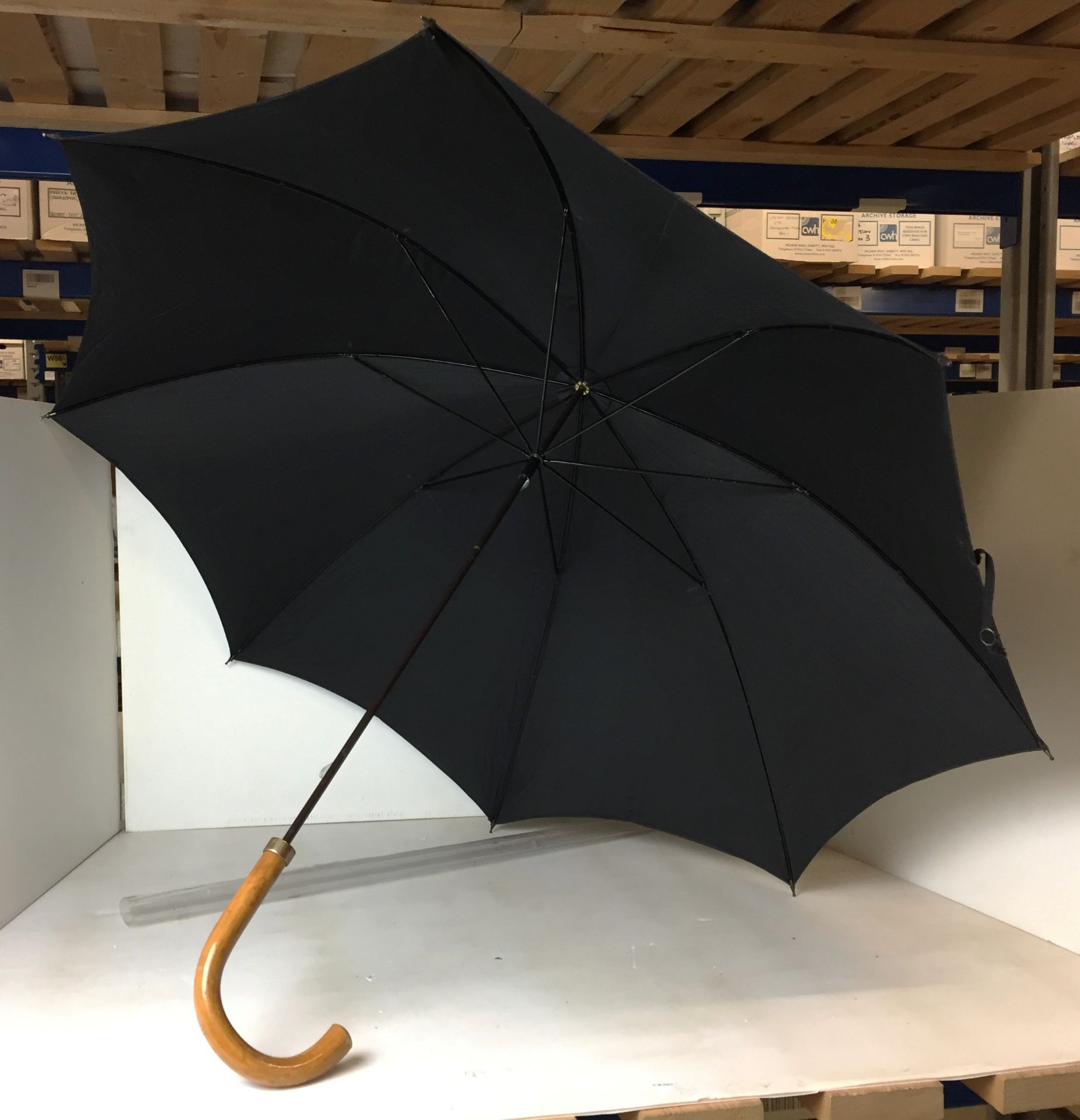A wooden handled black gents umbrella used and in original plastic cover (CWH Ref: N06) - Image 4 of 4