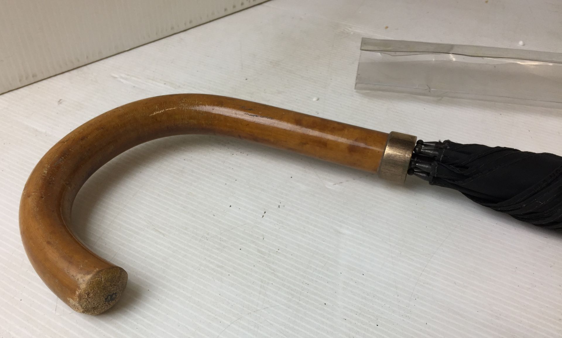 A wooden handled black gents umbrella used and in original plastic cover (CWH Ref: N06) - Image 2 of 4