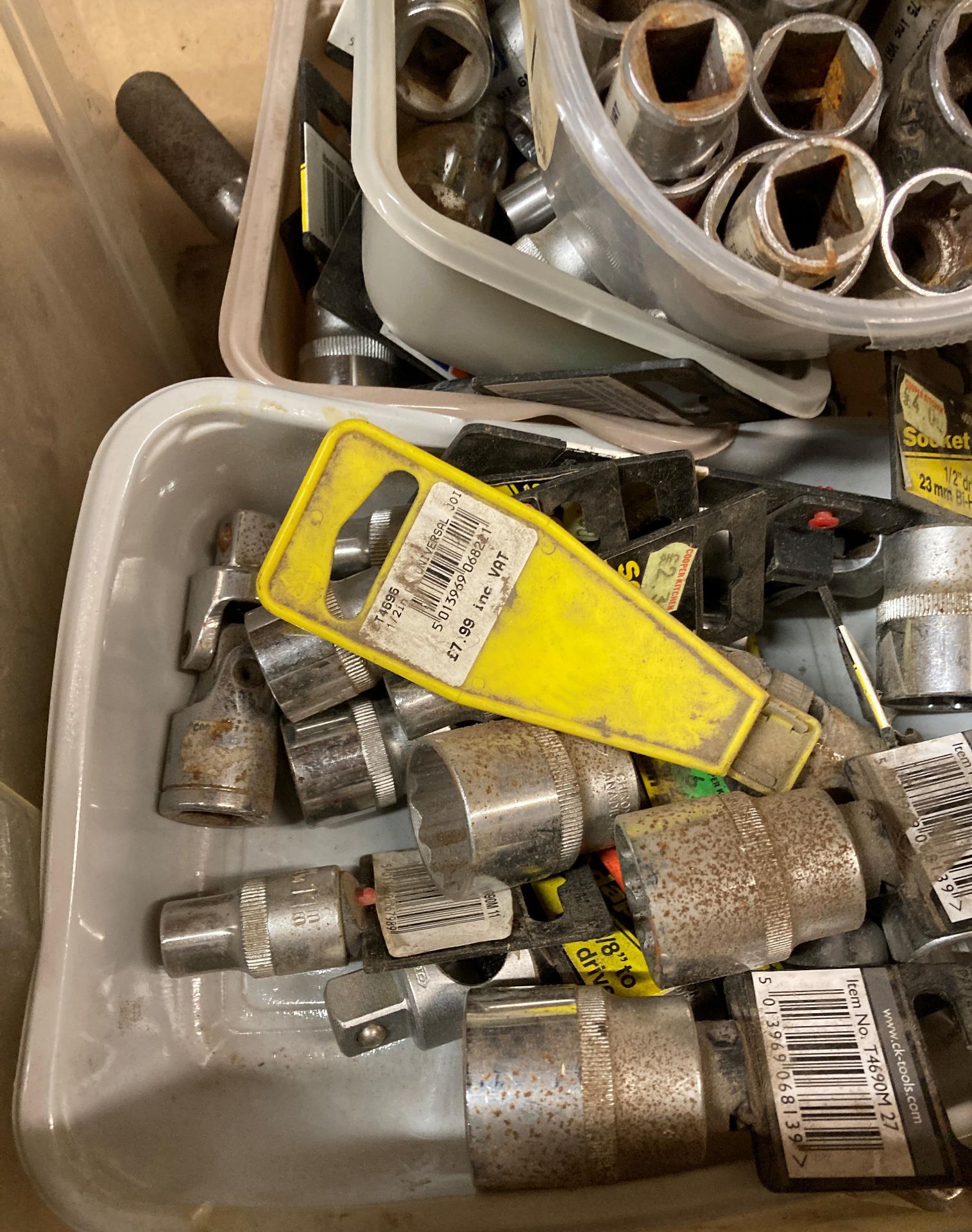 Contents to box - assorted new and used sockets and wrenches (CWH Ref: E12) - Image 2 of 3
