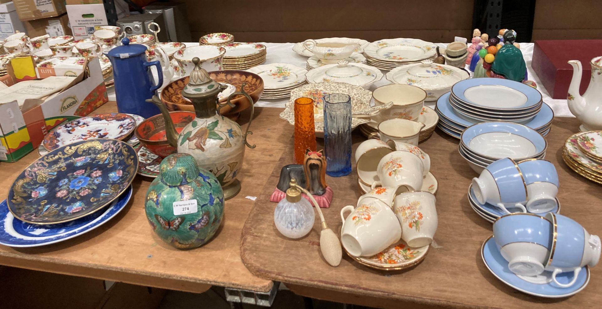 Contents to part table top - Doulton blue and gilt part patterned t able ware,