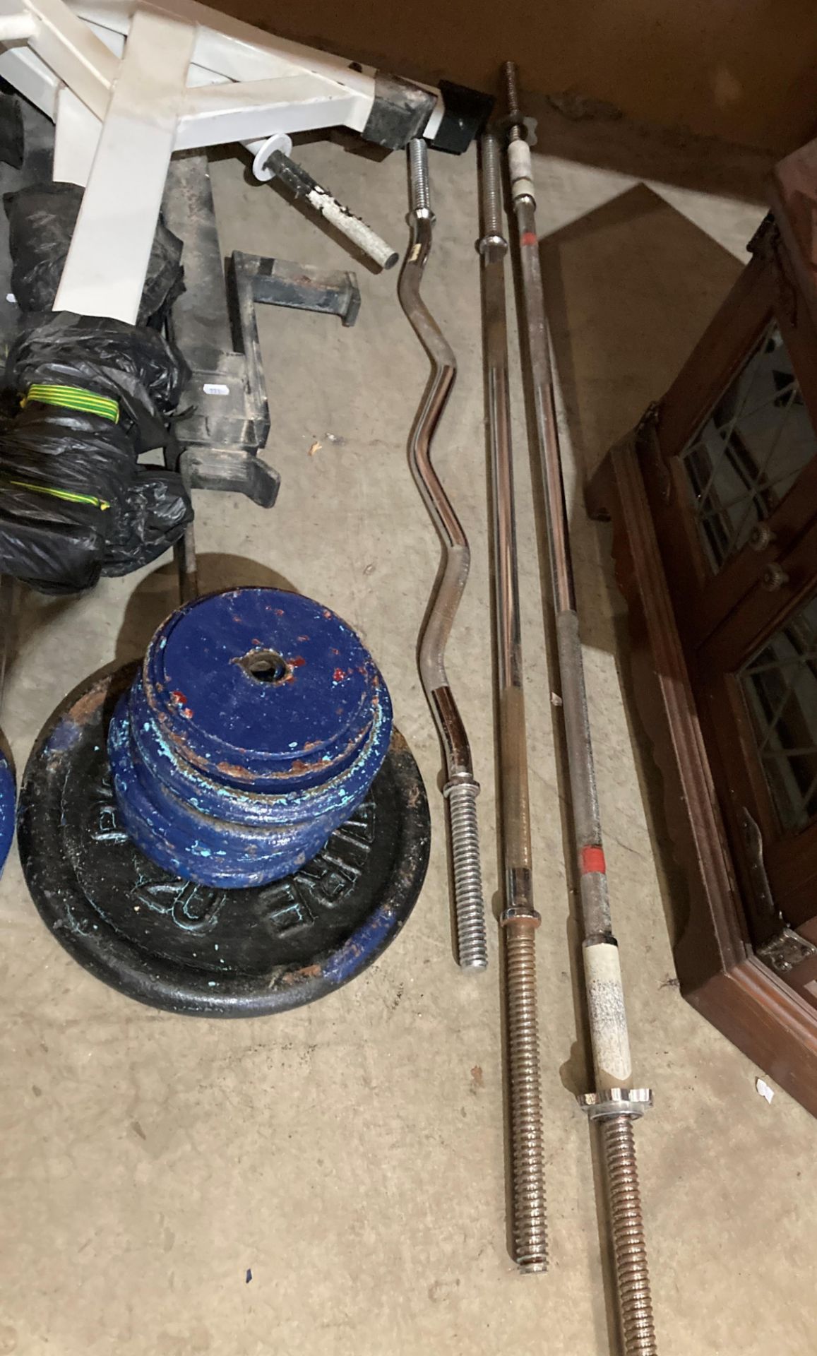 A quantity of weights and weight lifting equipment (contents to under part of rack) (CWH Ref: MA3) - Image 4 of 4