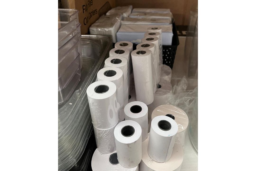 Contents to rack a quantity of café sundries to include plastic coffee cup lids, - Image 2 of 5
