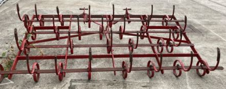 A tractor-mounting spring-tooth cultivator/harrow