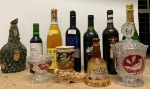 Eleven items including various bottles of wine and sparkling wine including a Chilean Merlot,