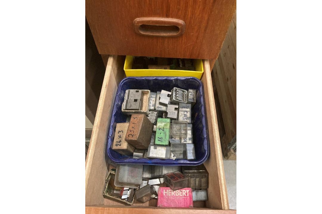 2 x 3 Draw metal storage pedestals, a 2 draw metal filing cabinet complete with key, - Image 4 of 4
