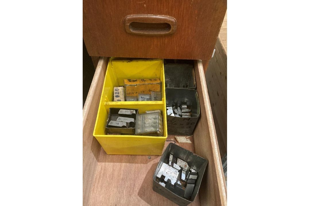 2 x 3 Draw metal storage pedestals, a 2 draw metal filing cabinet complete with key, - Image 3 of 4