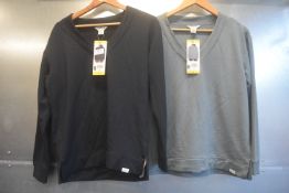 *2x Orvis Long Sleeve V-Neck Jumpers Size: S (1x black, 1x green)