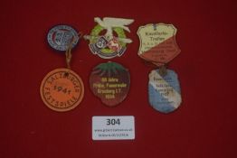 A mixed group of German tinnies and cardboard badges, pre-war and wartime period, including