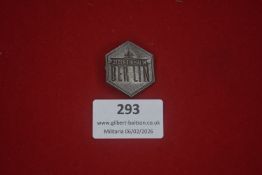 German patriotic hexagonal badge in white metal, inscribed “Jeder ein Mann – Berlin”.