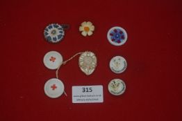 A mixed group of German badges and buttons, including Reichsmütterdienst examples, Red Cross