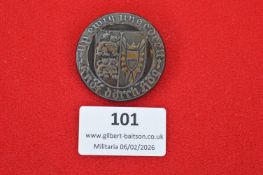 German nationalist or veterans’ badge, circular form bearing quartered shield arms, inscribed “