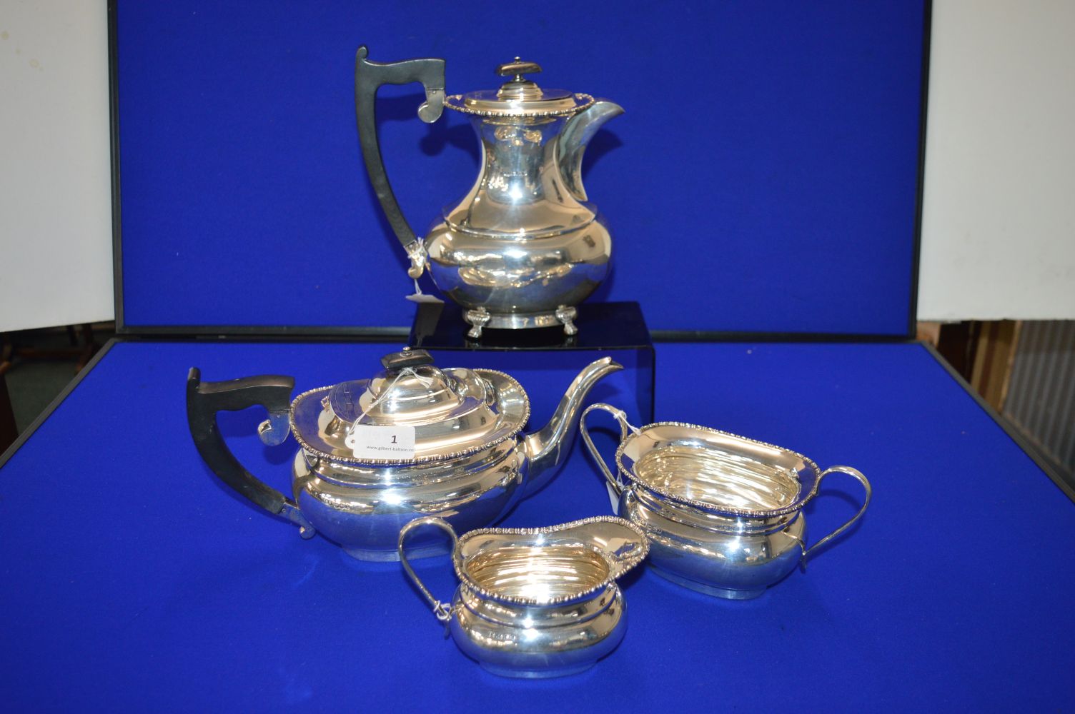 8828 - Live and Online - Antique and Collectables