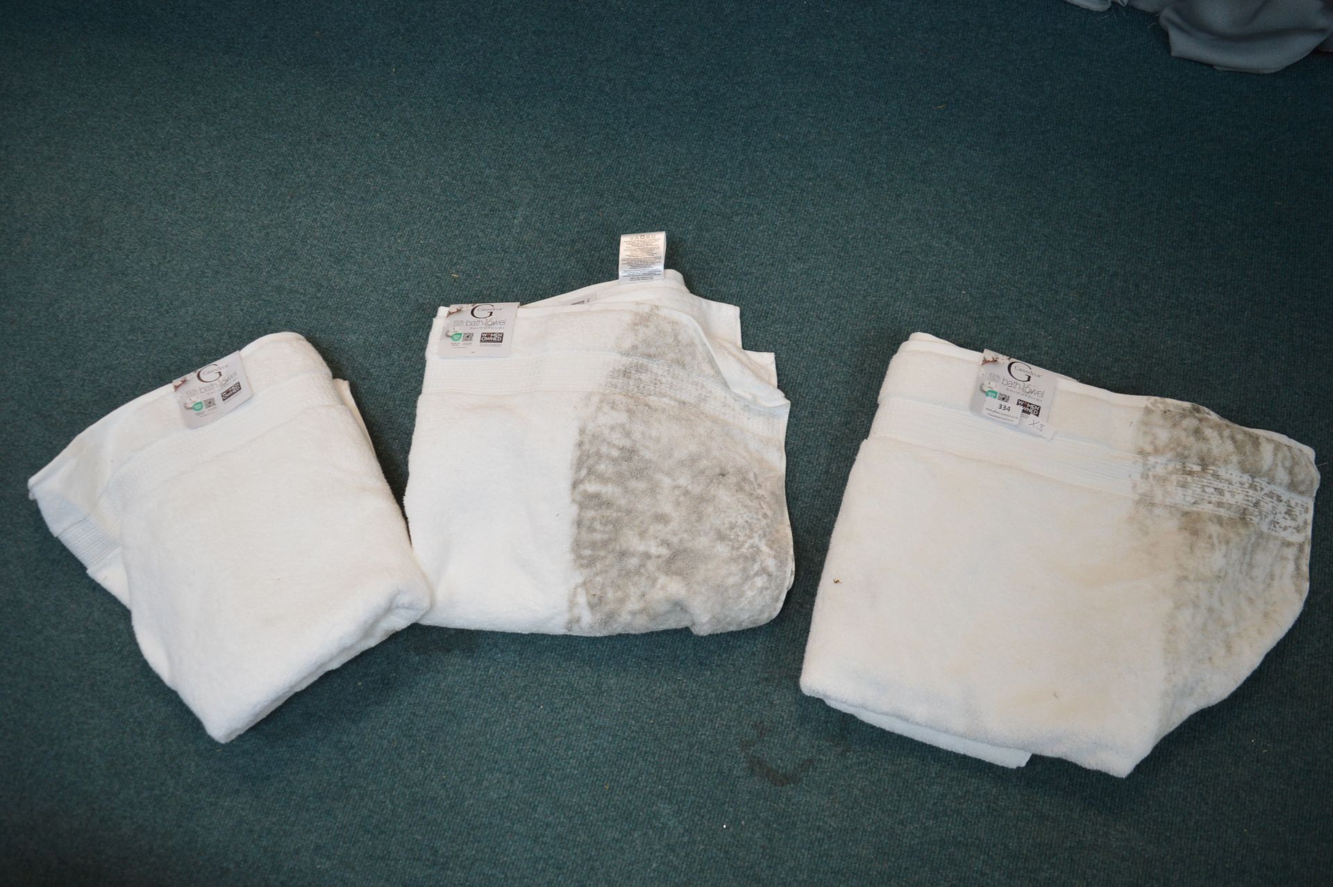 *3x Grandeur White Bath Towels 76x147cm (require washing)
