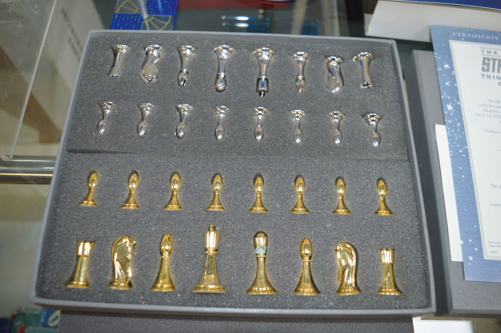 Star Trek Tridimensional Chess Set by Franklin Mint (complete with packaging) - Image 2 of 5