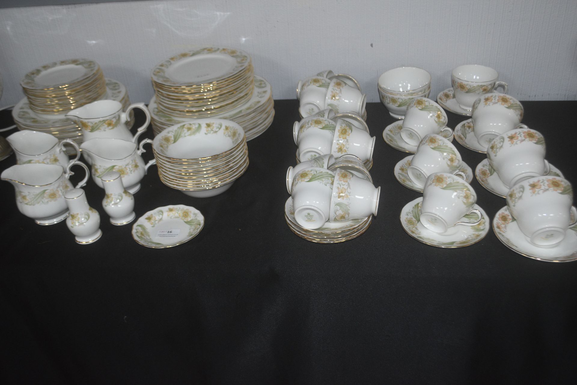 Duchess Green Sleeves Pattern Dinner Service 100+pcs - Image 2 of 2