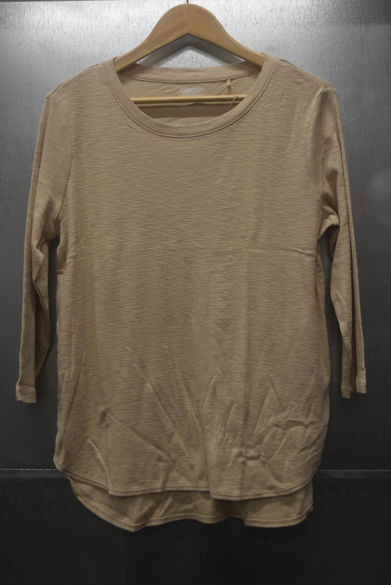 *Kirkland Lady’s Beige 3/4 Sleeve Top Size: M