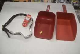 Cushion Web Aerborn Anti-Cribbing Collar in Black with 2x Red Plastic Food Scoops