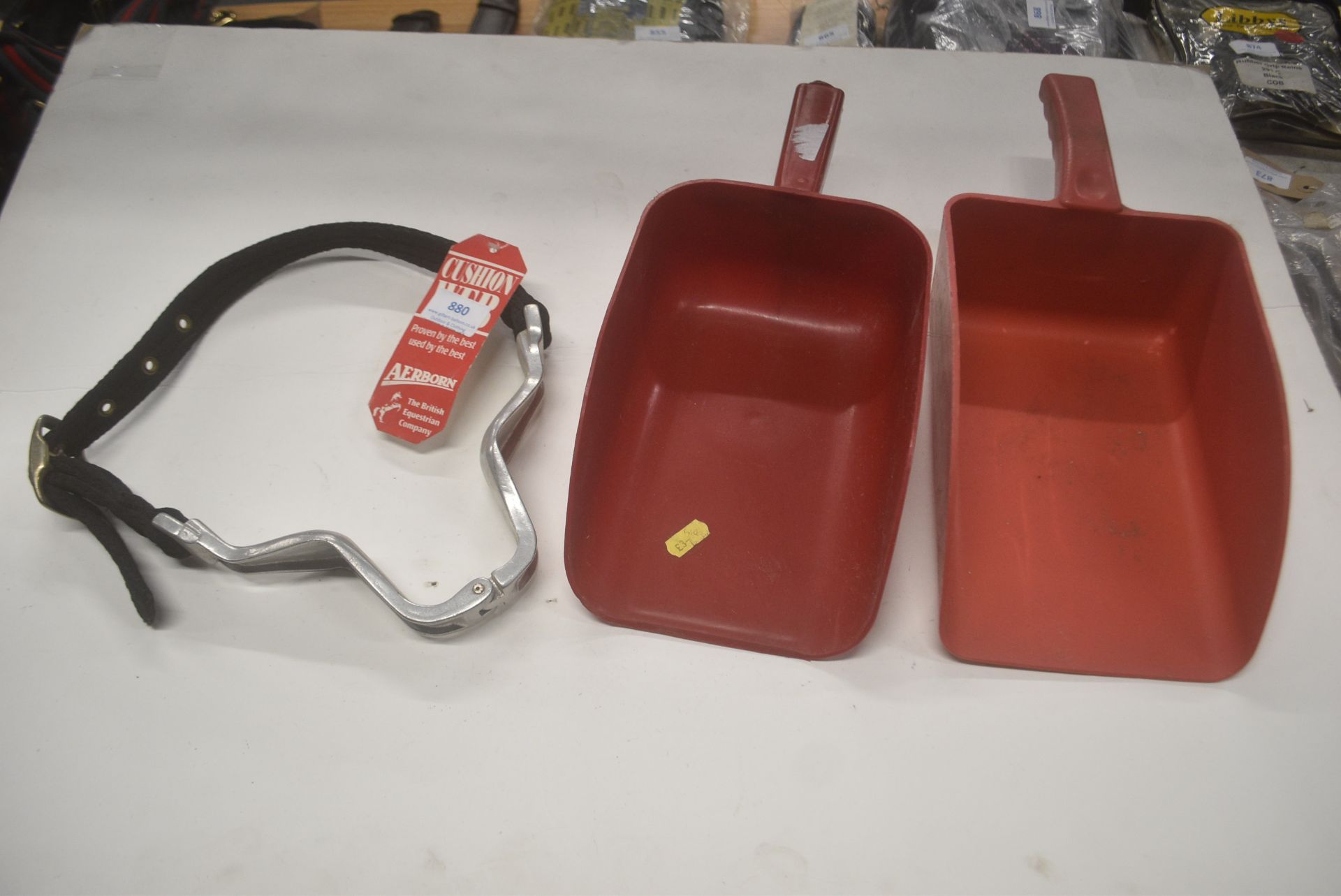 Cushion Web Aerborn Anti-Cribbing Collar in Black with 2x Red Plastic Food Scoops