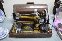 Vintage 1930's Singer Portable Manual Sewing Machine with Case