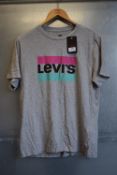 *Levi’s Grey T-Shirt Size: L