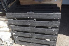 3x Plastic Pallets
