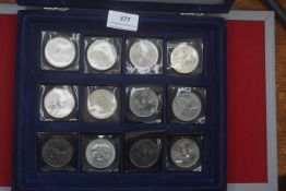 Collection of modern commemorative crowns and medallions, predominantly Elizabeth II issues,
