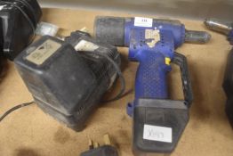 *Cordless Rivet Gun with 2x Batteries and Charger