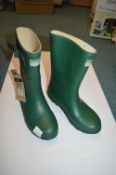 *Pair of Town & Country Size: 4 Wellington Boots