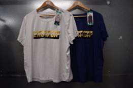 *2x Champion Motif T-Shirts Size: XL (1x navy, 1x white)