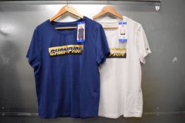 *2x Champion Motif T-Shirts Size: L (1x navy, 1x white)