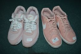 2x Pairs of Nike Sneakers Size: 9 (preworn)