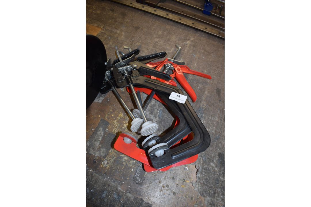 * 4x Quick Release Clamps