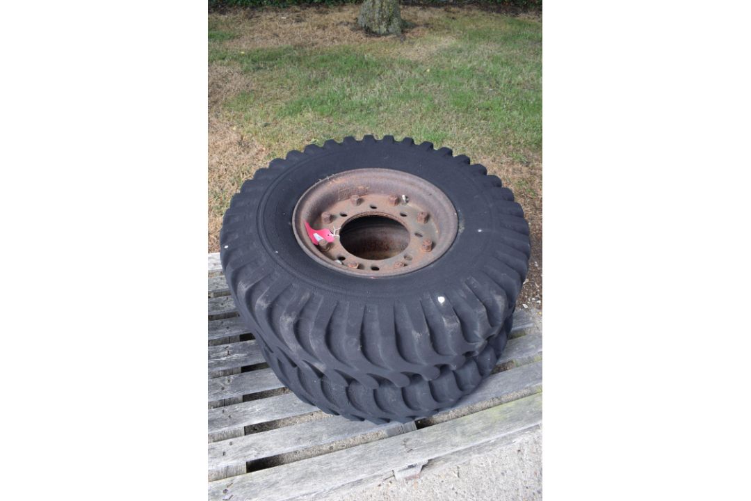 2x Heavy Duty Trailer Wheels Eight Stud with 10.5/16 Tyres (tyres worn)