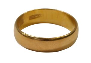 A 22ct gold wedding band, of plain design, 5mm width, London 1962, ring size Q, 5.5g.