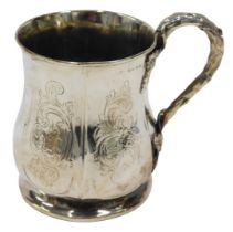 An early 20thC silver mug, of shaped bellied circular form, with leaf and bark handle, on circular