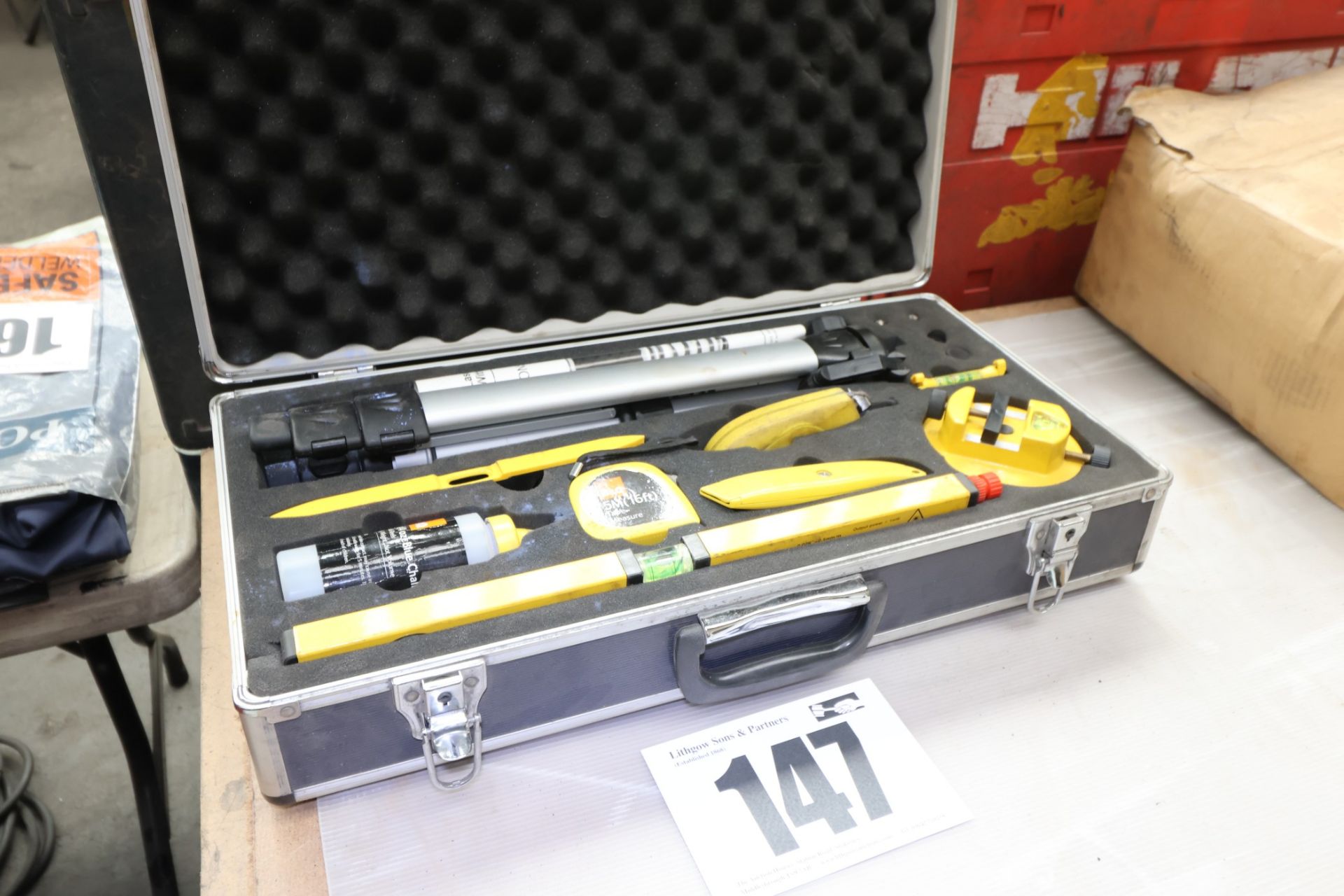 ALUMINIUM CASE WITH LASER LEVEL & TRIPOD