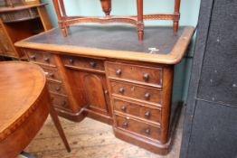 Well proportioned oak desk having 4 pull-out drawers to each side,