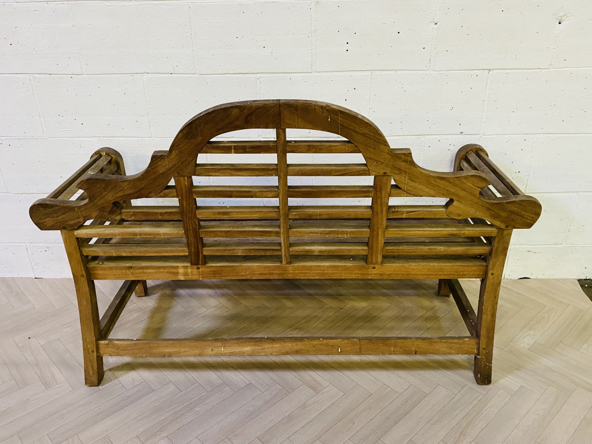 An attractive large hardwood 'Lutyens' style garden bench of typical style and form - Image 4 of 5