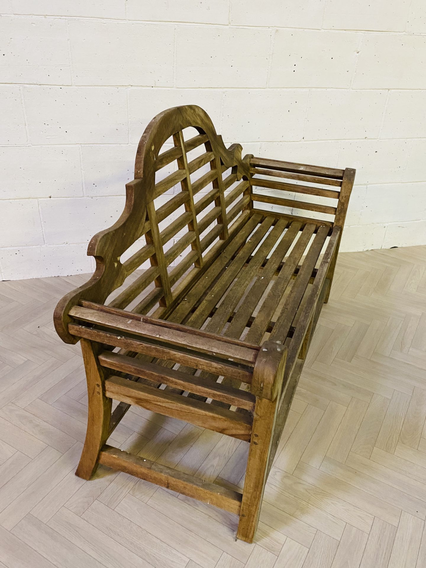 An attractive large hardwood 'Lutyens' style garden bench of typical style and form - Image 2 of 5