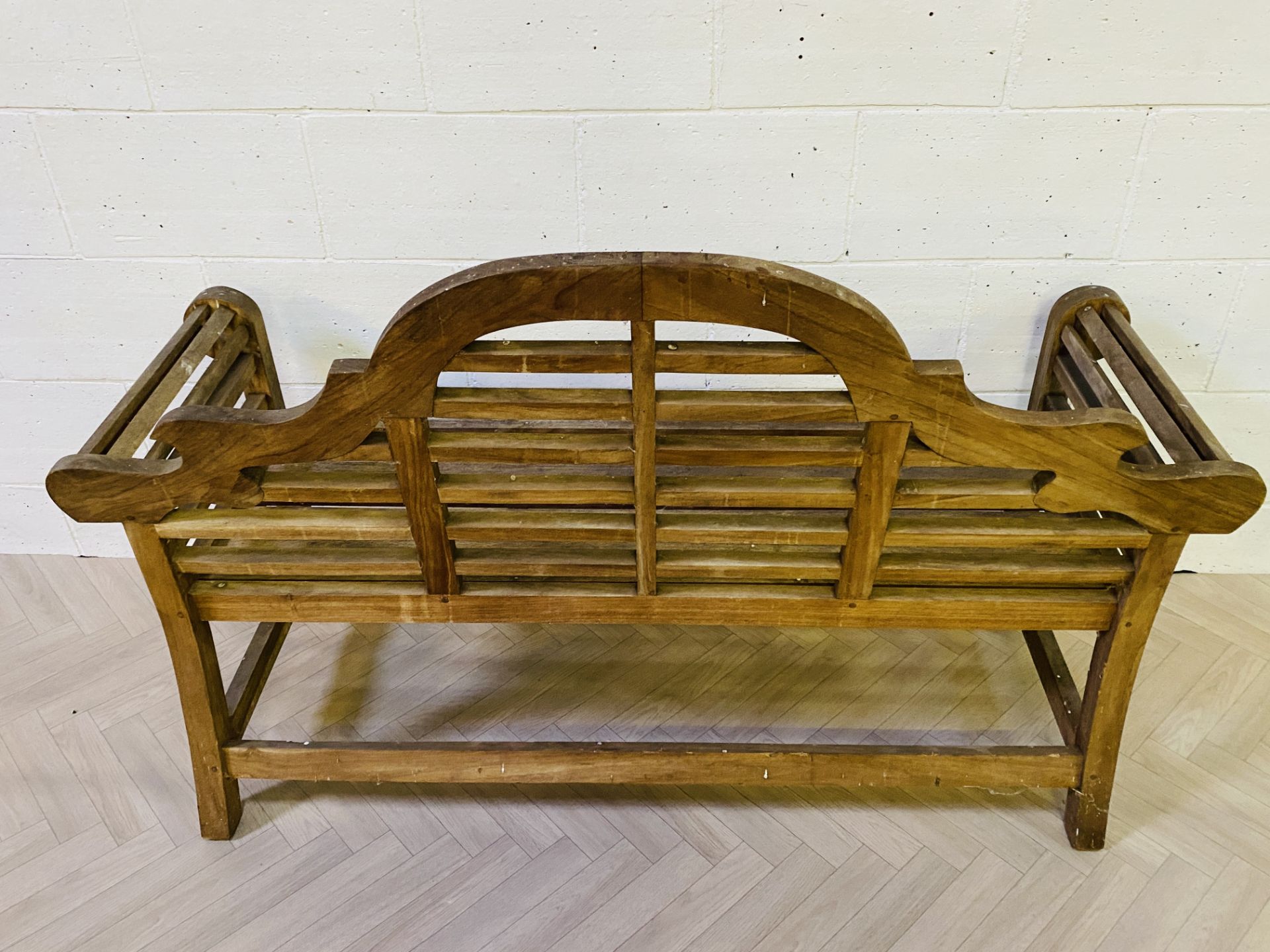 An attractive large hardwood 'Lutyens' style garden bench of typical style and form - Image 5 of 5