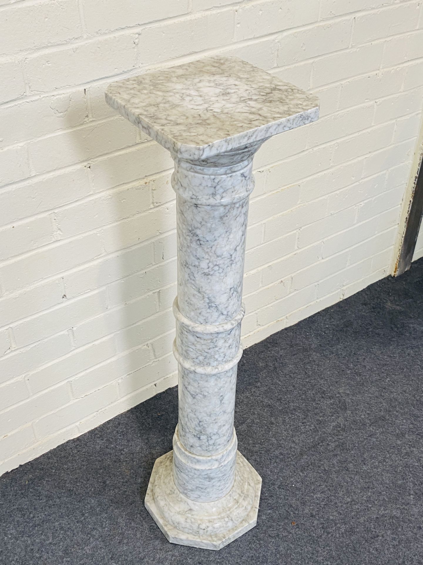 A good turned marble display column - Image 4 of 6