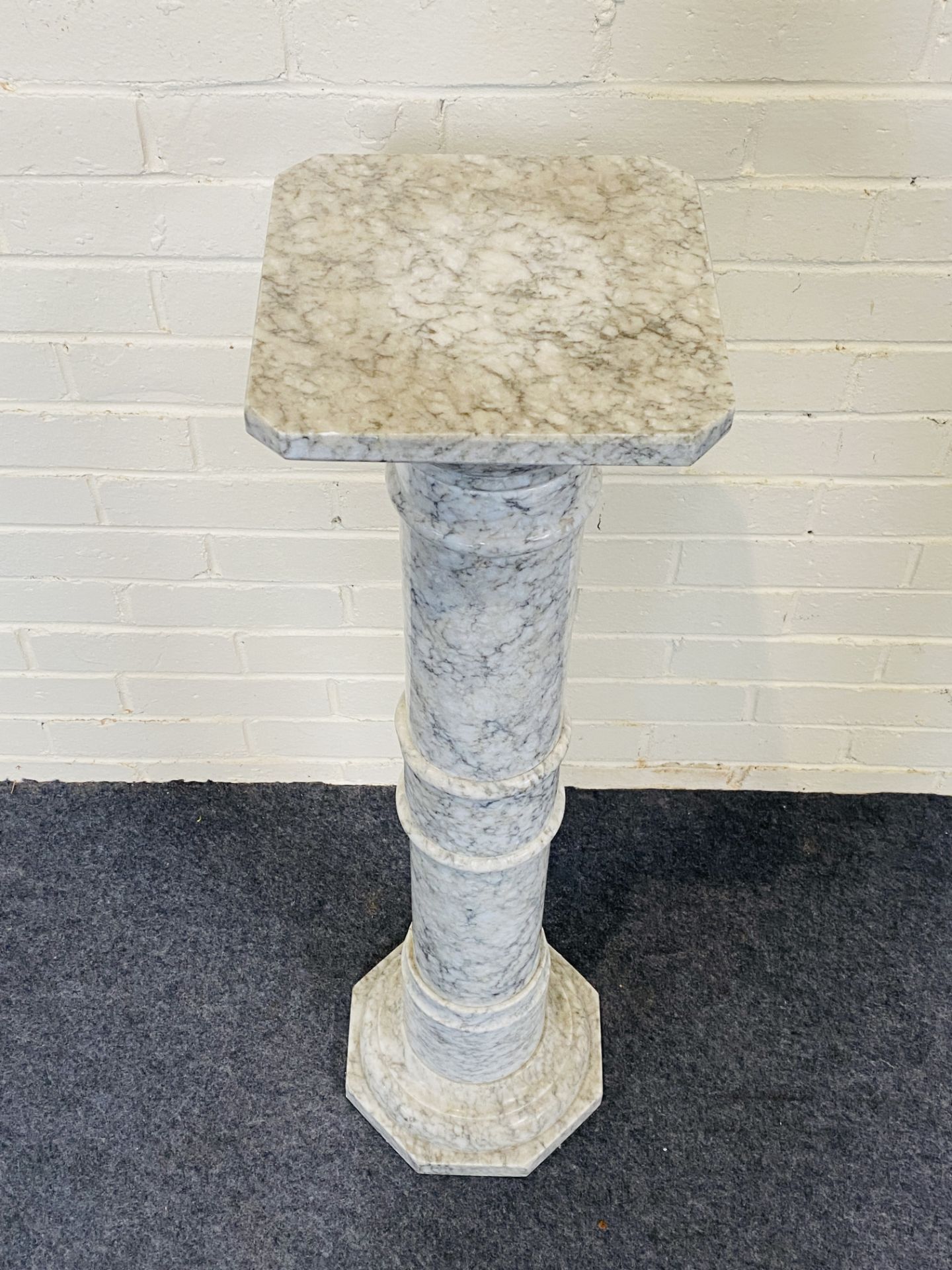 A good turned marble display column - Image 6 of 6