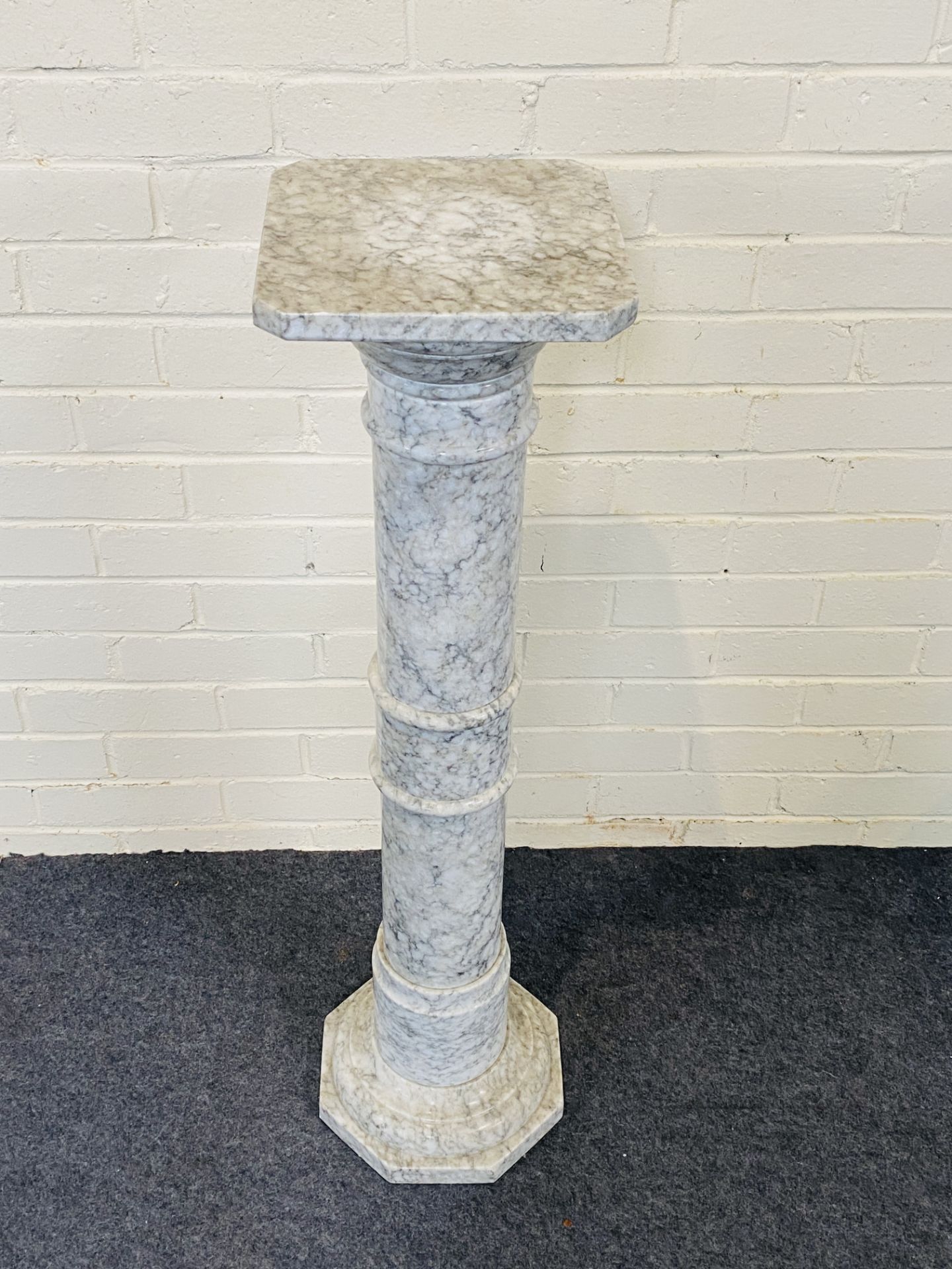 A good turned marble display column - Image 3 of 6