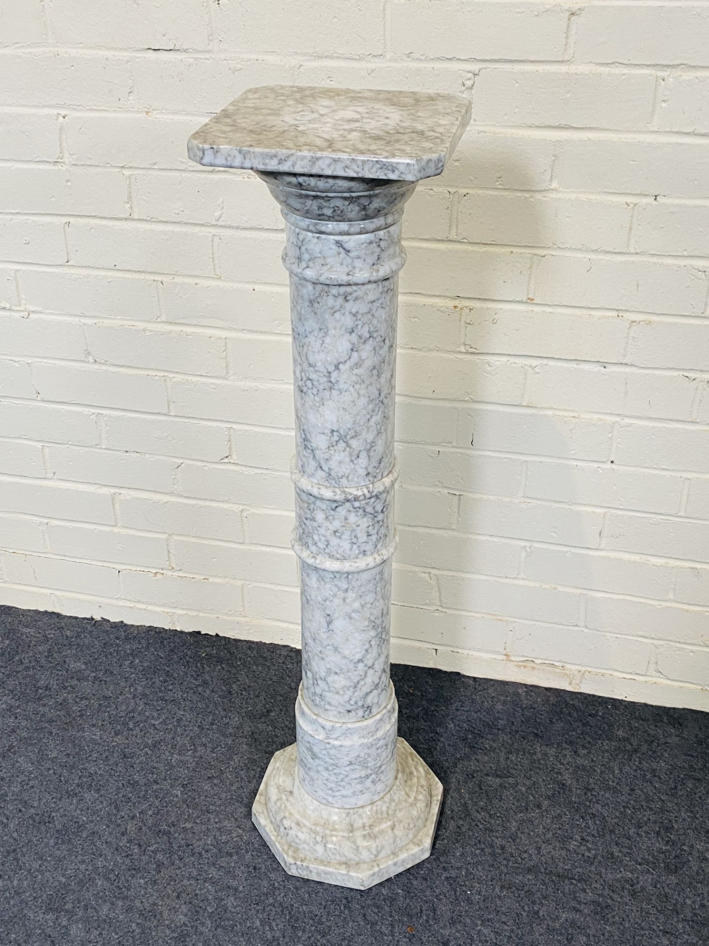 A good turned marble display column - Image 2 of 6