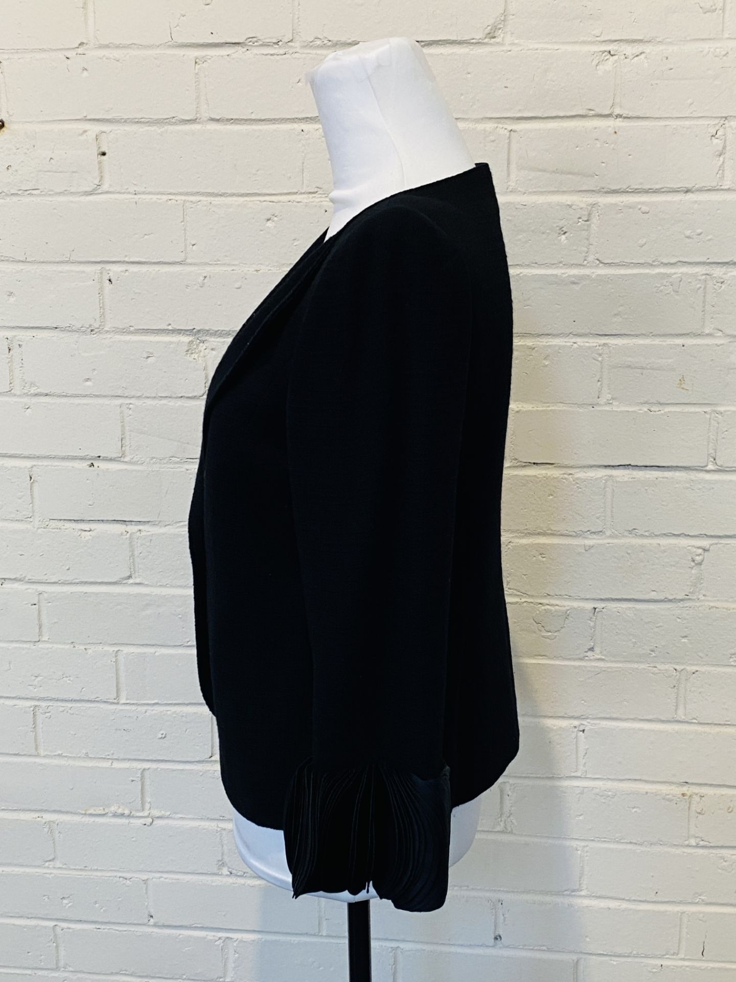 A Valentino 100% virgin wool black jacket - Image 5 of 11