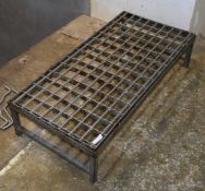 1 x Metal Drainage Rack - Dimensions: H22 x W96 x D46 cms