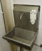 1 x Wall Mounted Knee Operated Hand Wash Sink Basin with a Splashback and Separate Heated