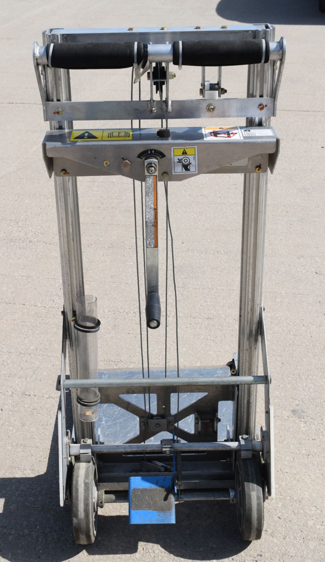 1 x Genie Load Lifter Platform Lift - Ideal for Couriers, Warehouses or Workshops - Max Load - Image 8 of 20